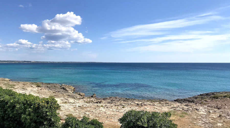 La costa rocciosa del Lungomare Galilei