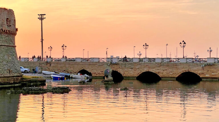 Ponte che collega Gallipoli nuova con Gallipoli vecchia