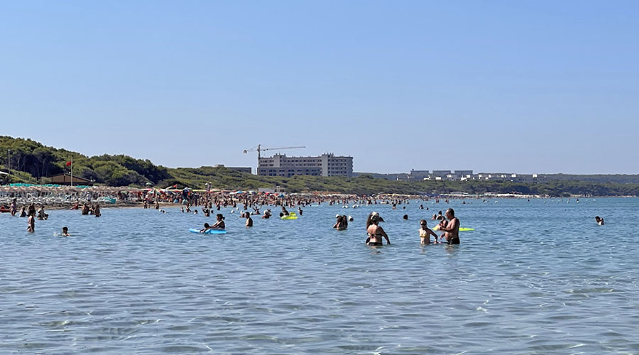 La spiaggia di Rivabella e la località Padula Bianca