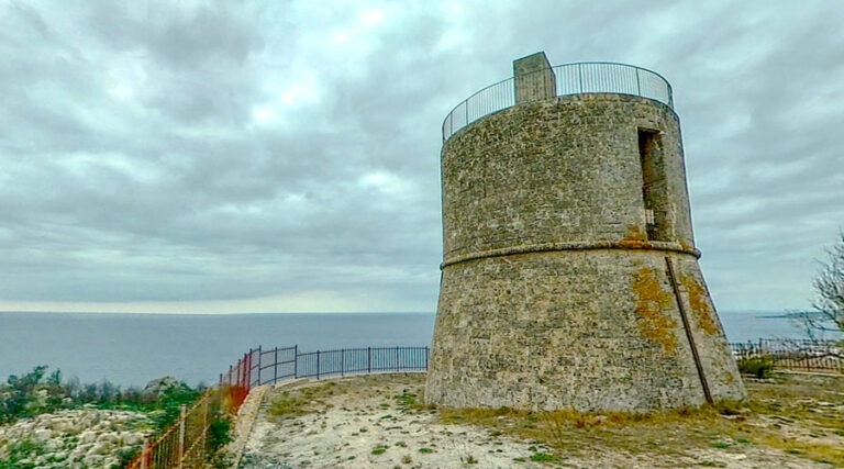 Torre dell'Alto lido a Sannicola in zona Montagna spaccata